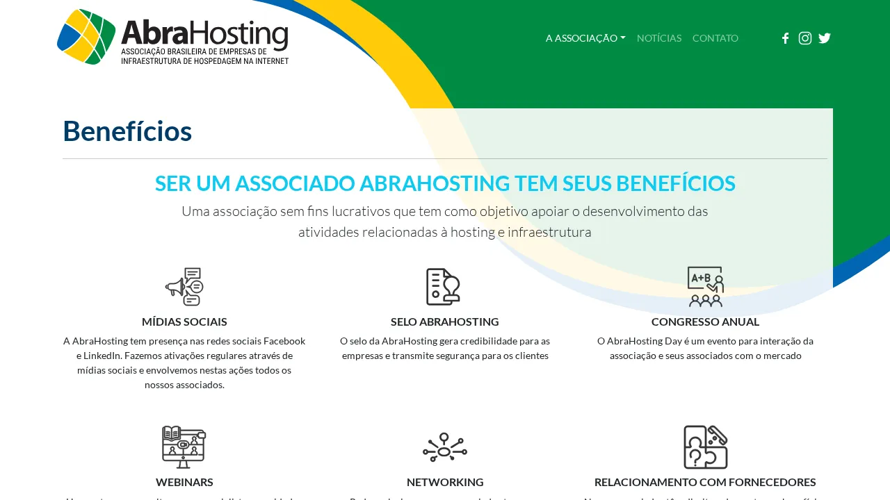 Página de benefícios da Abrahosting com cards e ícones
