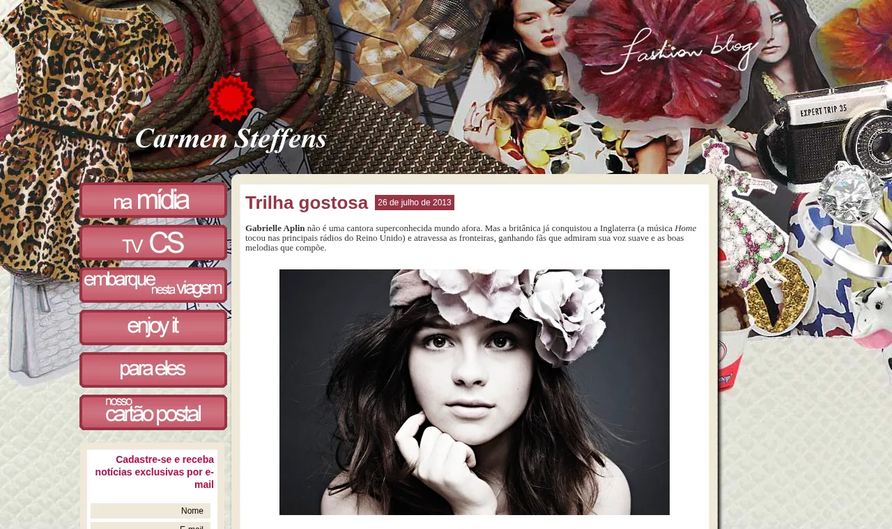 Fashion Blog Carmen Steffens com colagem no topo e menu rosa