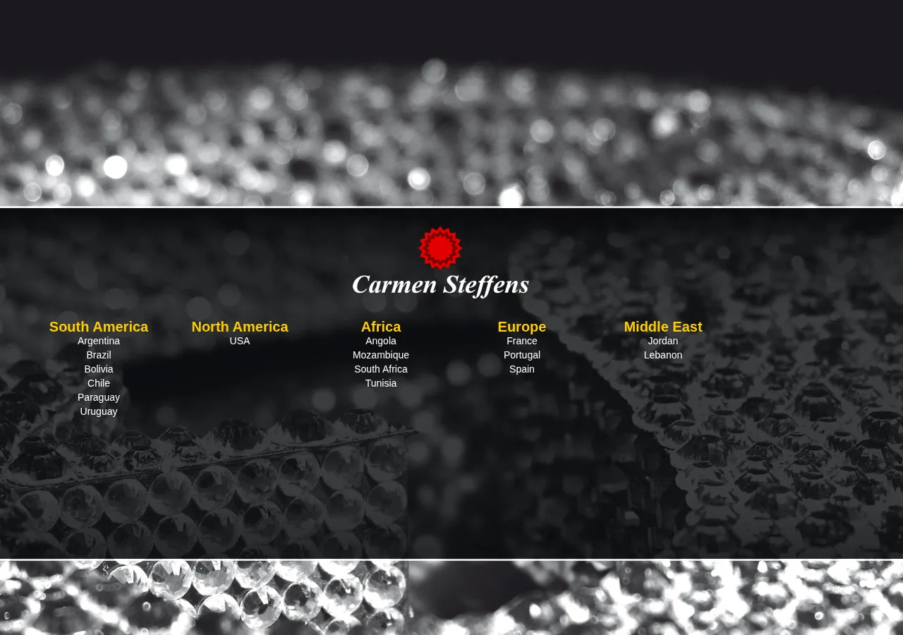 Escolha de país do site Carmen Steffens por continente sobre fundo de paetês